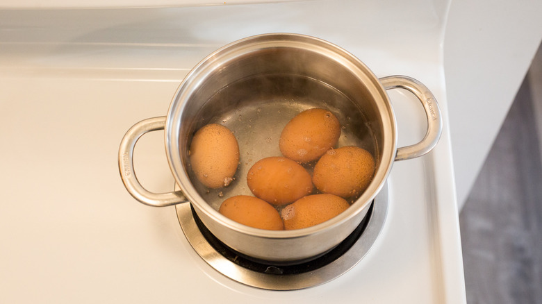 faire revenir les œufs dans une casserole moyenne