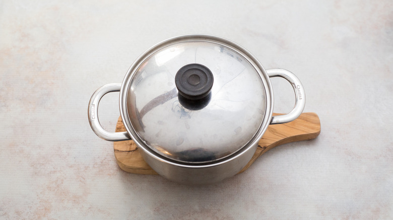 Pot couvert sur table en marbre