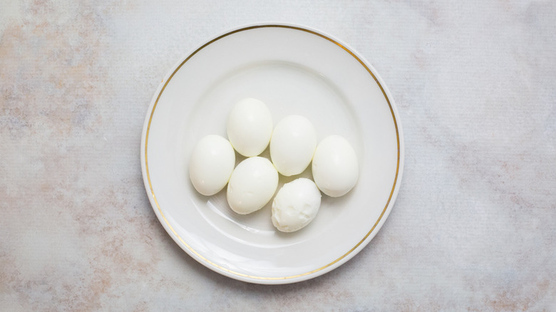 œufs durs écalés sur une assiette