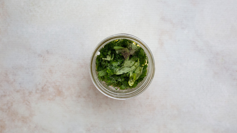 herbes vertes dans un pot Mason