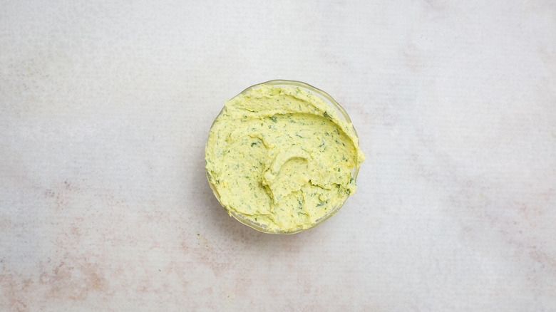 Mélange de jaune d'oeuf aux herbes dans un plat