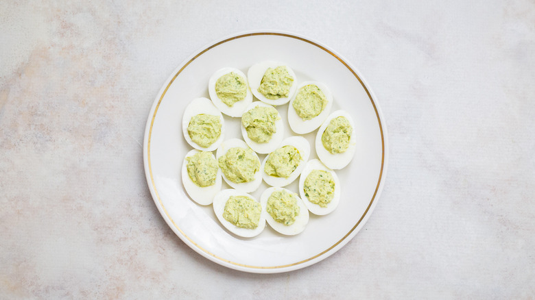 Oeufs farcis sur plaque blanche