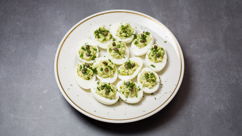 Oeufs verts à la diable sur une assiette